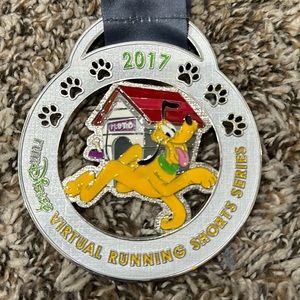 2017 Rundisney virtual series Pluto 5k series medal